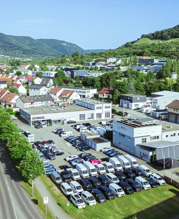 Luftaufnahme des Autohauses Reichert Automobile in Dettingen an der Erms mit Fahrzeugausstellung und Werkstatt